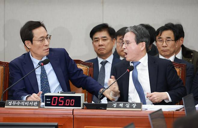 김용범 대통령비서실 정책실장이 18일 서울 여의도 국회에서 열린 운영위원회 전체회의에서 김은혜 국민의힘 의원의 전세 관련 질의를 듣던 중 가족이 언급되자 격노하고 있다. 옆에 있던 우상호 정무수석이 만류하고 있다. 2025.11.18 [서울=뉴시스]