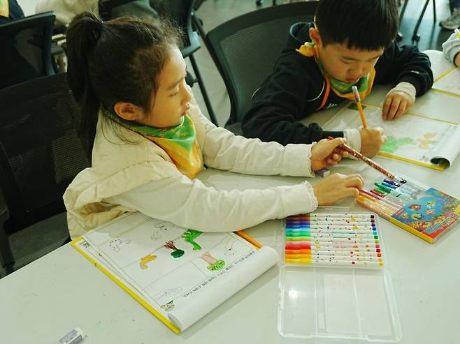 좋아하는 공룡을 그림으로 표현하는 어린이 기자단. 어린이과학동아 제공