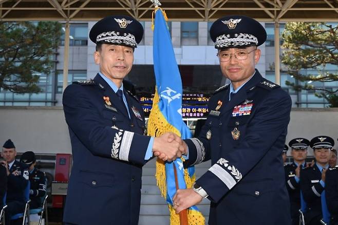 제41대 공군작전사령관 김형수 중장(왼쪽)이 취임하는 제42대 차준선 중장(오른쪽)에게 지휘권을 상징하는 부대기를 이양하고 있다. 공군작전사령부 제공