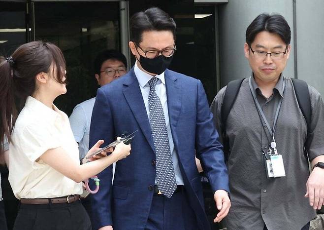 ‘건진법사’ 청탁 의혹의 핵심 인물인 윤영호 통일교 전 세계본부장이 지난 7월30일 낮 영장실질심사를 마치고 서울중앙지법을 나오고 있다. 윤운식 선임기자 yws@hani.co.kr