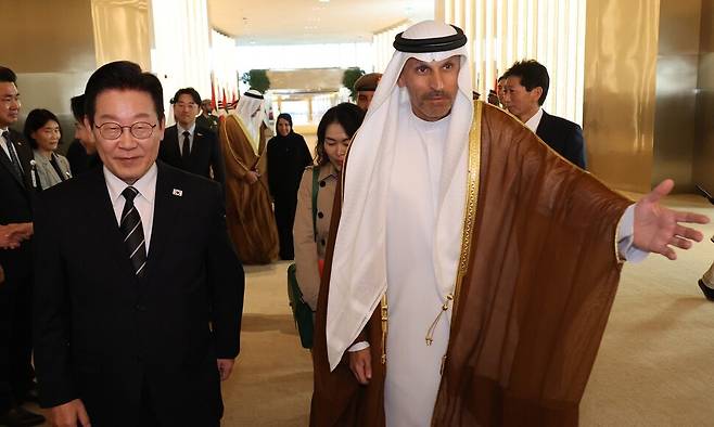 아랍에미리트(UAE)를 국빈 방문하는 이재명 대통령이 17일(현지시각) 아부다비 왕실공항에 도착해 안내받고 있다. 연합뉴스