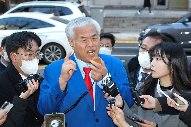 서울서부지법 폭력 난동 사태의 배후로 지목된 전광훈 사랑제일교회 목사가 18일 피의자 신분으로 서울경찰청에 출석하면서 취재진 앞에서 발언하고 있다. 연합뉴스