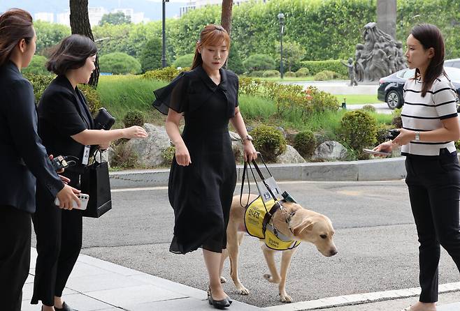 지난 8월11일 김예지 국민의힘 의원이 서울 서초구 서울고등검찰청에 마련된 내란특검 사무실로 참고인 조사를 위해 출석하고 있다. 연합뉴스