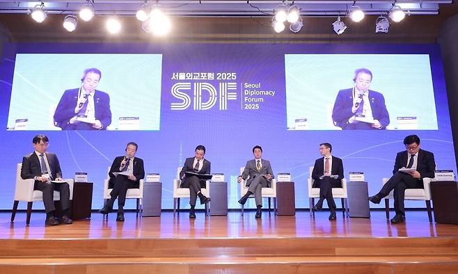 미즈시마 고이치 주한 일본대사(왼쪽 둘째)와 다이빙 중국대사(왼쪽 셋째)가 18일 서울외교포럼 2025 행사에 참석해 발언하고 있다. 국립외교원 제공