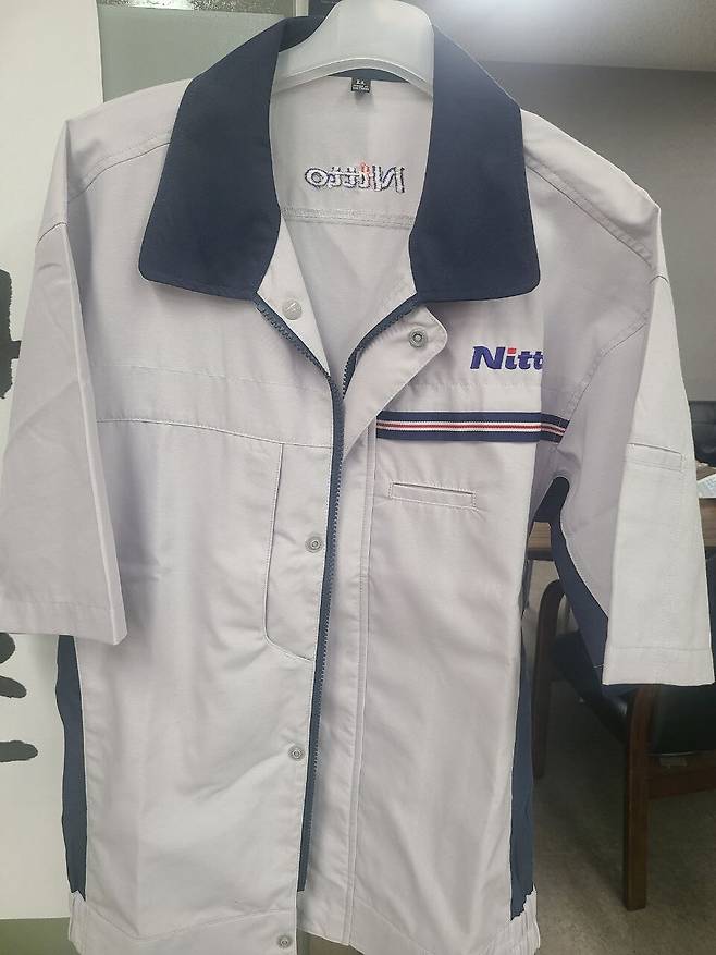 일본 닛토덴코그룹의 경북 구미 공장 ‘한국옵티칼하이테크’에서 사용한 작업복 모습. 경기도 평택의 또 다른 공장 ‘니토옵티칼’ 작업복과 디자인이 같다. 금속노조 한국옵티칼하이테크지회 제공