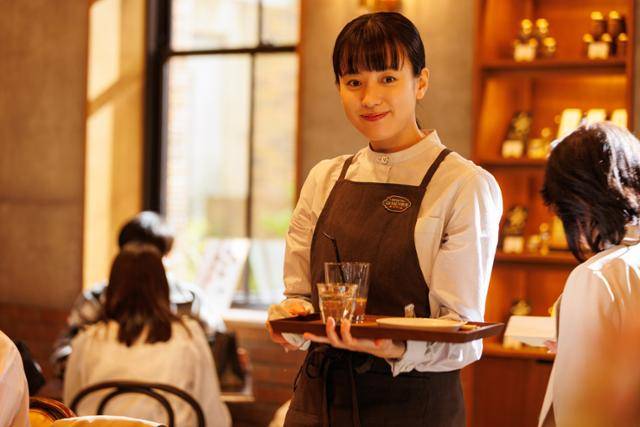 드라마 '로맨틱 어나니머스'에서 하나가 초콜릿 가게 '르 소베르'의 홀서빙 직원으로 일하고 있는 모습. 넷플릭스 제공