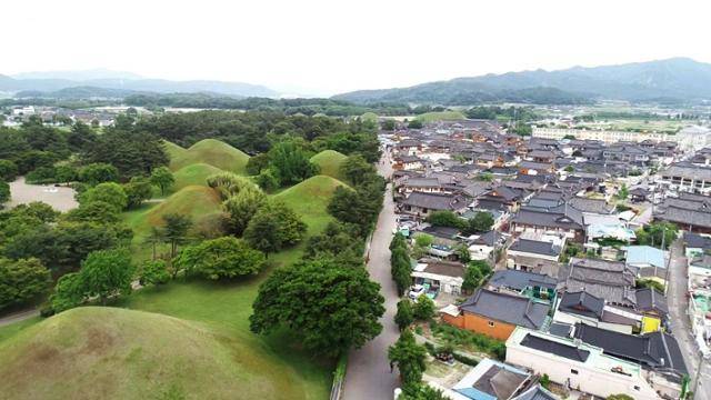 경북 경주시 황남동 대릉원 주변 황리단길 전경. 국가유산청 제공