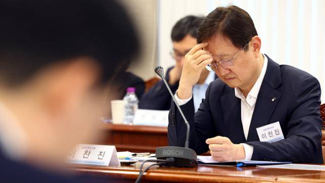 이찬진 금융감독원장이 18일 서울 여의도 금융감독원에서 열린 실손보험 개선방안을 위한 금융소비자보호 토론회에 참석해 자료를 보고 있다. 뉴시스