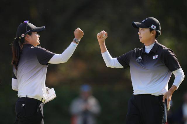 김효주(오른쪽)와 최혜진이 지난달 25일 경기 고양시 뉴코리아 컨트리클럽에서 열린 LPGA 투어 한화 라이프플러스 인터내셔널 크라운에서 하이파이브를 하고 있다. AP 연합뉴스