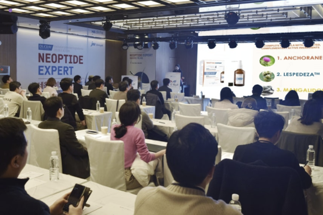 3월 제주도 엠버퓨어힐 리조트에서 열린 '모두모아 심포지엄'에서 참가자들이 모발과 두피 관련 정보를 공유하고 있다. JW신약 제공