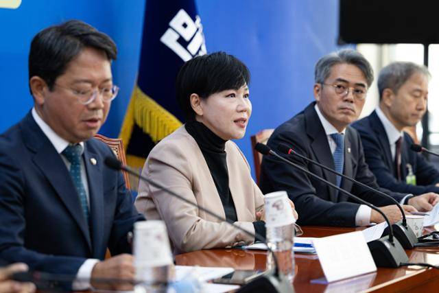 전현희 더불어민주당 사법불신 극복·사법행정 정상화 TF 단장이 18일 서울 여의도 국회에서 열린 사법불신 극복·사법행정 정상화 TF 전체회의에서 모두 발언을 하고 있다. 뉴스1