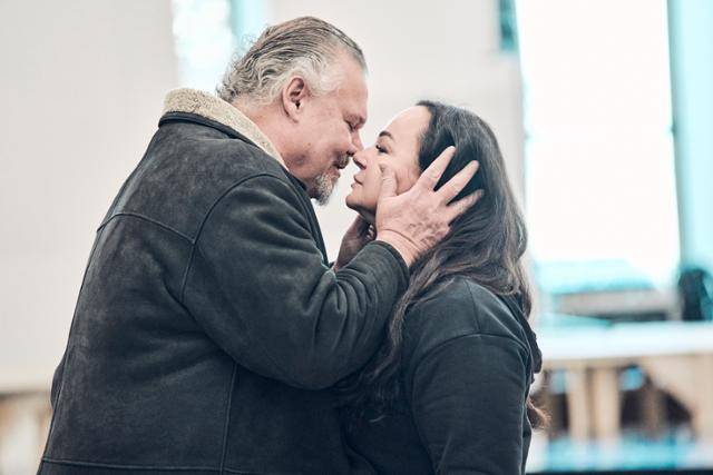 테너 브라이언 레지스터와 소프라노 엘리슈카 비이소바가 오페라 '트리스탄과 이졸데'의 한 장면을 연기하고 있다. 국립오페라단 제공