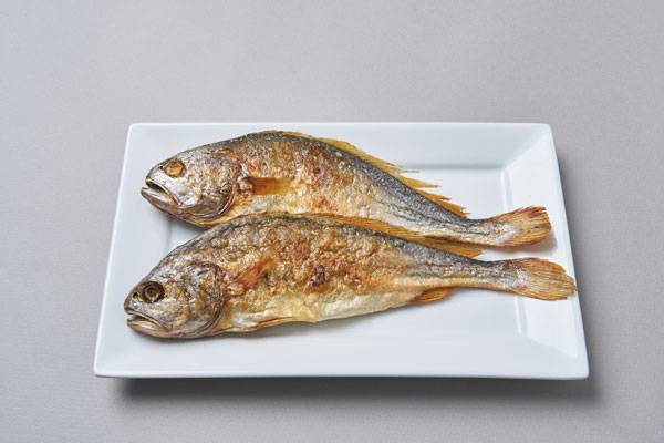 전문가들은 생선과 해산물만큼은 전자레인지 사용을 피하는 것이 좋다고 강조한다/사진=게티이미지뱅크