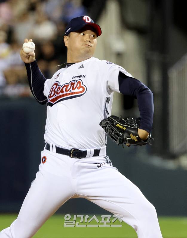 2025 KBO리그 프로야구 두산 베어스와 한화 이글스의 경기가 22일 오후 서울 잠실야구장에서 열렸다. 8회 초 위기에서 이영하가 역투하고 있다. 잠실=김민규 기자 /2025.07.22/