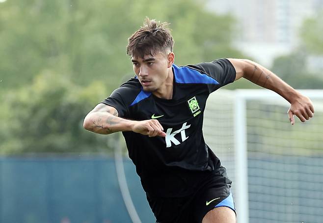 훈련하는 옌스 카스트로프 (뉴욕=연합뉴스) 윤동진 기자 = 2일(현지시간) 미국 뉴욕주 아이칸 스타디움에서 진행된 한국 축구 대표팀 훈련에서 옌스 카스트로프가 집중하고 있다. 2025.9.3 mon@yna.co.kr/2025-09-03 08:52:55/ <저작권자 ⓒ 1980-2025 ㈜연합뉴스. 무단 전재 재배포 금지, AI 학습 및 활용 금지>