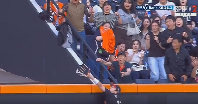LG 박해민이 30일 대전 한화전 2회 말 수비 도중 채은성의 홈런성 타구를 날아올라 잡아내고 있다. 사진=SPOTV·티빙 중계화면 캡처