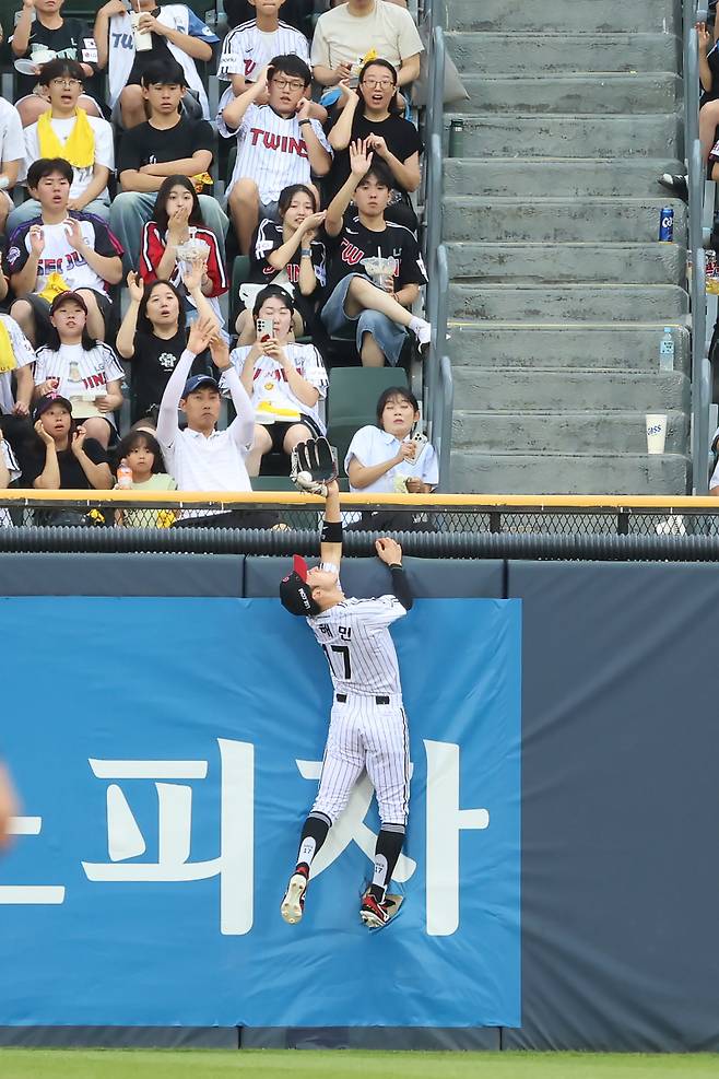 박해민이 8월 5일 잠실 두산전 김재환의 트랙맨 추정 비거리 126.8m 홈런성 타구를 잡아내고 있다. 사진=LG 구단 제공