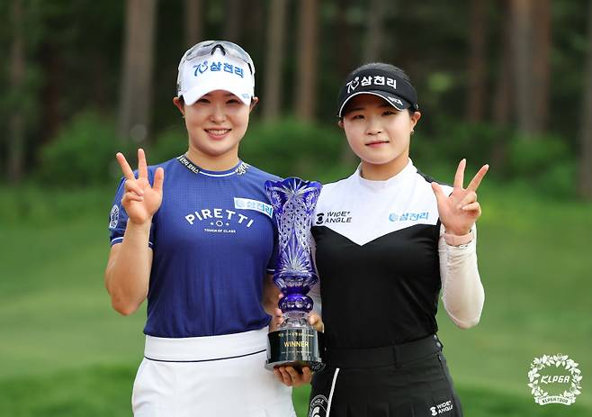 고지우(왼쪽)와 고지원 자매가 우승 트로피를 함께 들어보이고 있다.&nbsp; &nbsp; 사진=KLPGA 제공&nbsp;
