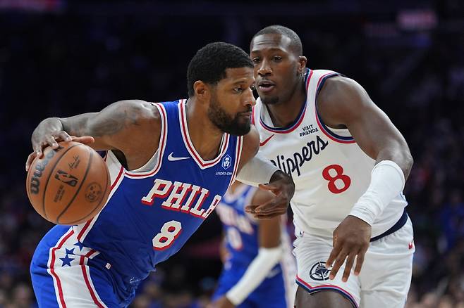 <yonhap photo-1665="">필라델피아 포워드 조지(왼쪽)가 18일 LAC와의 정규리그 홈경기서 공격을 시도하고 있다. AP=연합뉴스</yonhap>