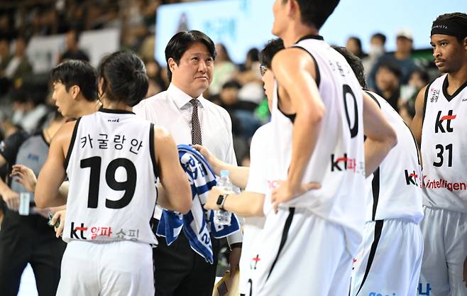 2라운드 하락세가 지속하고 있는 수원 KT. KBL 제공