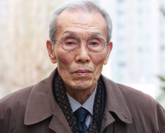 여성을 강제 추행한 혐의로 기소된 배우 오영수 씨가 지난해 3월 15일 경기도 성남시 수원지방법원 성남지원에서 열린 1심 선고공판에 출석하고 있다. [사진=연합뉴스]