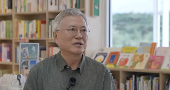 문재인 전 대통령. (평산책방 유튜브 캡처)