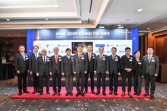 2025 한국서비스품질지수(KS-SQI) 1위 기업 인증 수여식이 지난 11일 서울 중구 소공동 롯데호텔에서 열렸다. KS-SQI는 한국표준협회와 서울대 경영연구소가 공동으로 개발한 서비스품질평가 모델이다. [사진 한국표준협회]