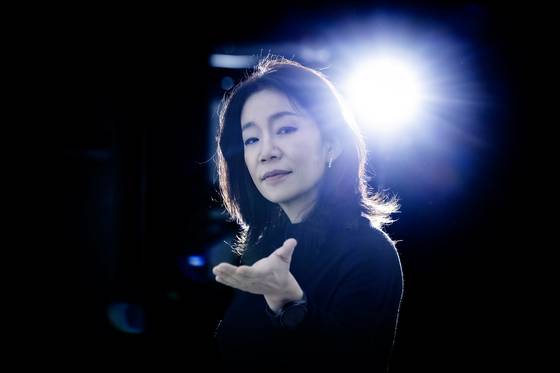 지난 14일 서울 샤롯데씨어터에서 만난 김문정 음악감독. 그는 28일 열리는 ‘팬텀싱어 인 러브’에서 지휘자로 무대에 선다. 권혁재 사진전문기자