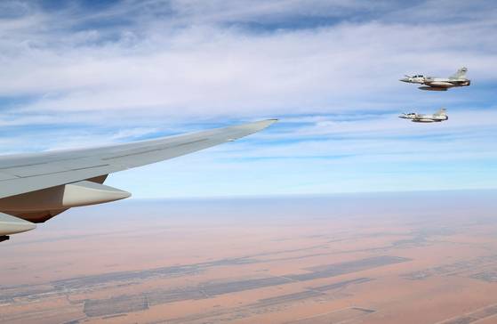 UAE 측이 이재명 대통령이 탑승한 공군 1호기가 자국 영공에 진입하자 국빈 방문 예우 차원 에서 전투기를 출격시켜 호위를 하고 있다. 전민규 기자