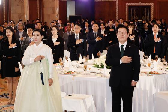 이재명 대통령과 김혜경 여사가 17일 아랍에미리트 아부다비에서 열린 동포만찬간담회에 참석해 국민의례를 하고 있다. 전민규 기자