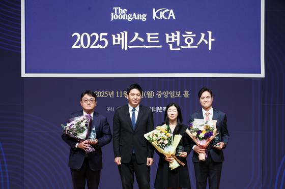 2025 중앙일보-한국사내변호사회 변호사 평가 시상식이 17일 서울 마포구 중앙일보에서 열렸다. 이날 이재환 한국사내변호사회 회장(가운데)과 베스트 변호사 상법,자본시장,금융, 증권,가상자산 분과 수상자들이 기념촬영을 하고 있다. 우상조 기자