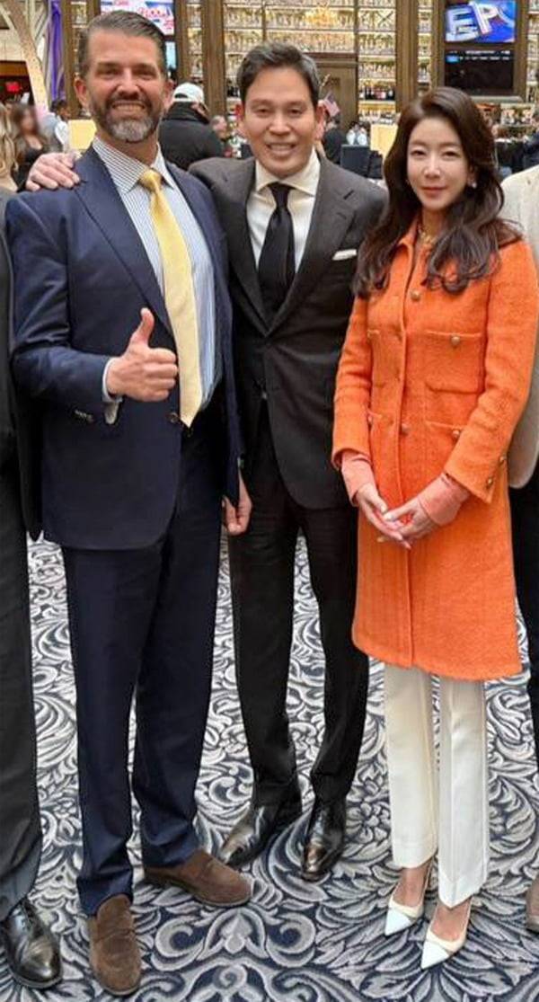 지난 1월 도널드 트럼프 미국 대통령 취임식에 참석한 정용진 신세계그룹 회장(가운데)과 부인 한지희 씨가 트럼프 주니어(왼쪽)와 기념촬영을 하고 있다. (사진=신세계그룹)