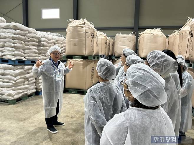 지난 8일 경기도 이천에 있는 동물사료 제조기업 이레본에서 박상오 이레본 대표가 전길연 회원에게 시설에 대한 설명을 하고 있다./사진=네츄럴코어 제공