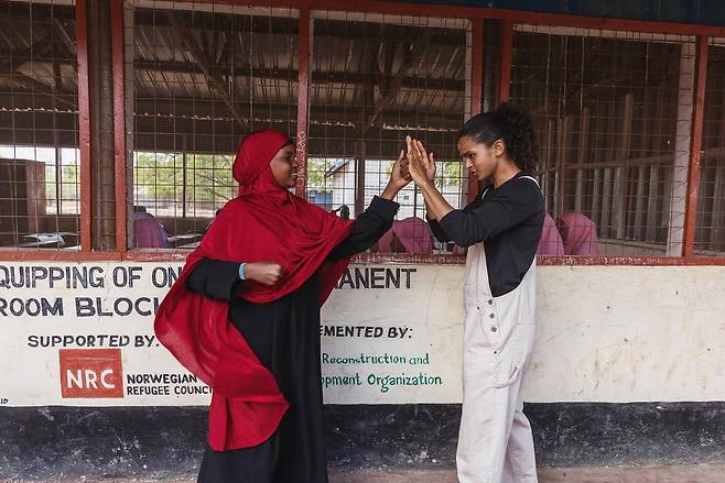 람라 알리가 지난 9월 케냐 가리사주 다답 난민캠프를 방문해 소말리아 여학생에게 복싱을 지도하고 있다. 로이터. 람라 알리 인스타그램