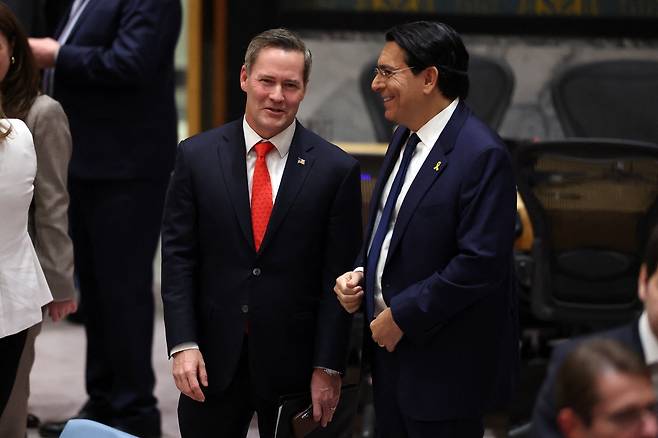 마이크 왈츠 주유엔 미국대사(왼쪽)가 17일(현지시간) 뉴욕 유엔본부에서 열린 유엔 안전보장이사회 회의 시작 전에 대니 다논 주유엔 이스라엘대사와 대화를 나누고 있다. AFP연합뉴스