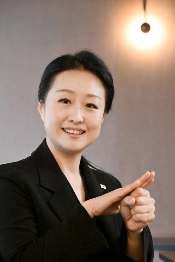 박지연 대통령실 수어통역사가 지난 6일 서울 용산구 한 카페에서 진행한 국제신문 인터뷰에서 수어로 ‘사랑’을 얘기하고 있다. 김정록 기자