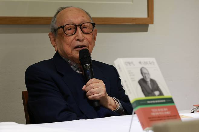 Kim Hyung-seuk, an emeritus professor of philosophy at Yonsei University and the world’s oldest male author recognized by Guinness World Records, speaks during a press conference in Seoul on Nov. 12. (Yonhap)