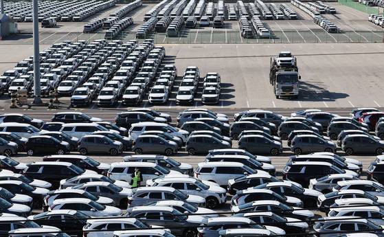Cars ready for export are seen parked at a port in Pyeongtaek, Gyeonggi on Nov. 14. [YONHAP]