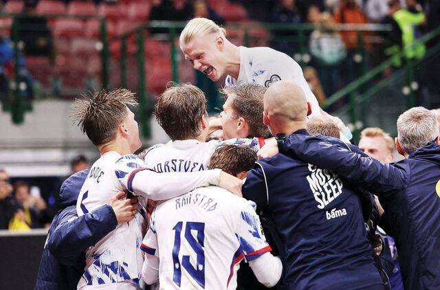 노르웨이의 엘링 홀란(맨 위)이 17일(한국시간) 이탈리아 밀라노의 주세페 메차 스타디움에서 열린 2026 북중미월드컵 유럽 예선 조별리그 I조 최종 8차전에서 이탈리아를 4대 1로 꺾은 뒤 팀 동료들과 함께 기뻐하고 있다. 로이터연합뉴스