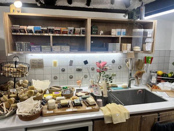 수원 행궁동에 위치한 제로웨이스트 생활용품점 ‘지구인의 놀이터’ 내부. ‘E1A5’ 팀 제공.