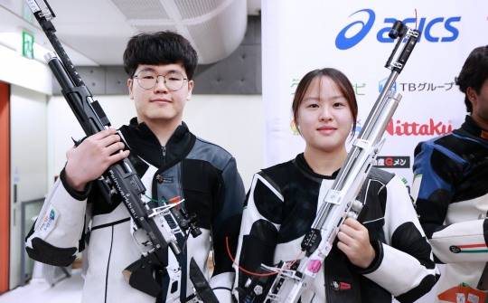 사격 혼성 은메달을 차지한 김우림과 정다인. 사진[연합뉴스]