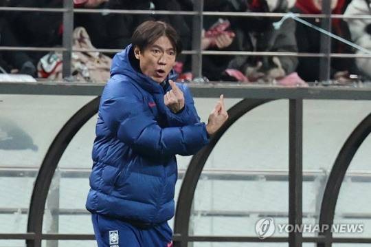작전 지시하는 홍명보 감독 / 사진=연합뉴스