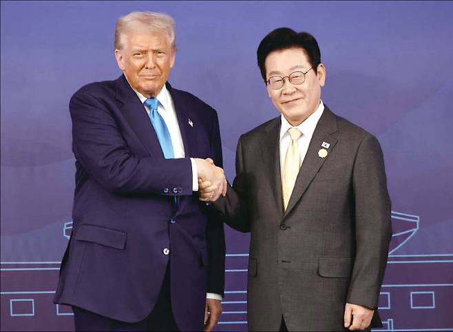 한미 양국이 최근 자동차 관세 인하, 3500억달러 대미투자펀드 구성 방식 등 관세 협상 세부 내용에 합의했다. 사진은 이재명 대통령과 도널드 트럼프 미국 대통령이 지난 10월 29일 경북 경주박물관에서 한미정상회담 기념 촬영을 하는 모습. (대통령실통신사진기자단)