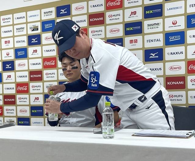 류지현 감독(오른쪽)이 16일 일본과의 K-베이스볼 시리즈 2차전이 끝난 뒤 최근 외조부상을 당한 김주원을 위로하고 있다. 사진=연합뉴스