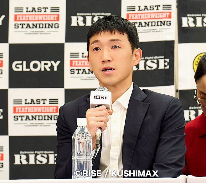이성현은 입식타격기 빅리그 라이즈의 제2대 63㎏ 챔피언 및 제4대 70㎏ 챔피언이다. 2025년 11월 또 다른 메이저대회 글로리와 65㎏ 합동 토너먼트 2라운드 전날 기자회견에서 발언하고 있다. 사진=RISEクリエーション株式会社