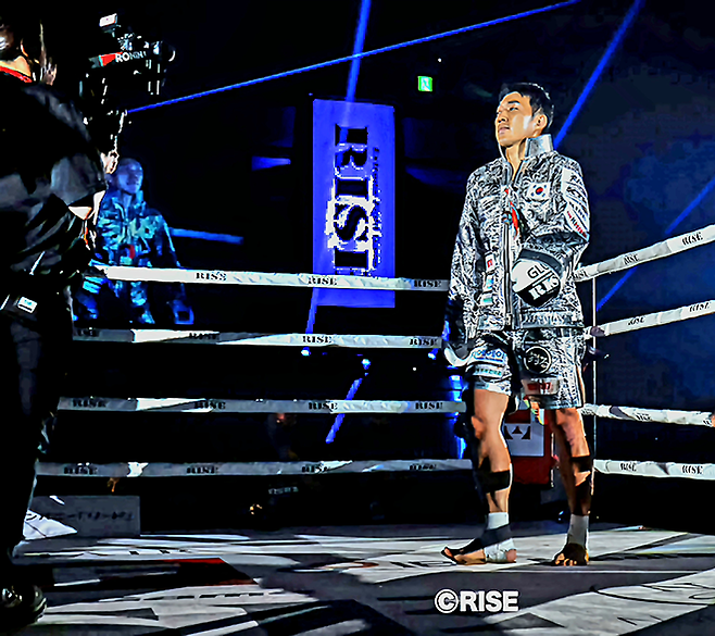 이성현은 입식타격기 빅리그 라이즈의 제2대 63㎏ 챔피언 및 제4대 70㎏ 챔피언이다. 2025년 11월 또 다른 메이저대회 글로리와 65㎏ 합동 토너먼트 2라운드를 위해 일본 도쿄 료고쿠 고쿠기칸 특설링에 입장하고 있다. 사진=RISEクリエーション株式会社