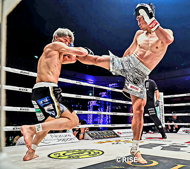 이성현은 입식타격기 빅리그 라이즈의 제2대 63㎏ 챔피언 및 제4대 70㎏ 챔피언이다. 2025년 11월 또 다른 메이저대회 글로리와 일본 도쿄 료고쿠 고쿠기칸 65㎏ 합동 토너먼트 2라운드에서 라이즈 공식랭킹 2위 아사시 유타로를 몰아붙이고 있다. 사진=RISEクリエーション株式会社