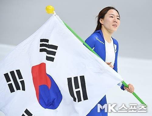 ‘빙속여제’ 이상화가 2018 평창동계올림픽 스피드스케이팅 여자 500ｍ에서 은메달 획득에 성공했다. 이상화는 2018년 2월 18일 강릉 스피드 스케이팅 경기장에서 열린 2018 평창 동계올림픽 스피드스케이팅 여자 500ｍ에서 37초33의 기록으로 은메달을 차지했다. 이상화가 트랙을 돌며 태극기를 흔들고 있다. 사진=천정환 기자