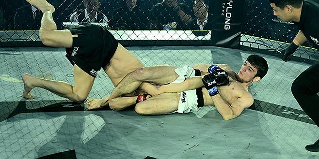 러시아 하드코어FC 밴텀급 챔피언 나비 자비토비치 나비예프가 2025년 11월 고려대학교 화정체육관 ZFN 3 메인카드 제3경기 팔 관절 공격으로 베트남 AFC 밴텀급 챔피언결정전 최한길(코리안좀비MMA)을 제압하고 있다. UFC Fight Pass로 세계 200여 국가에 생중계됐다. 사진=MCP ECC