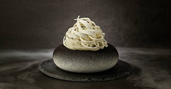 서울신라호텔이 크리스마스·연말 시즌 선보인 '더 파이니스트 럭셔리' 케이크/사진=신라호텔